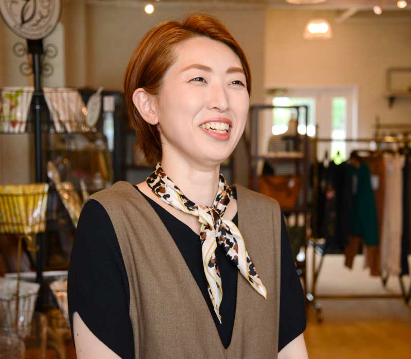 スタッフがインタビューを受けている様子