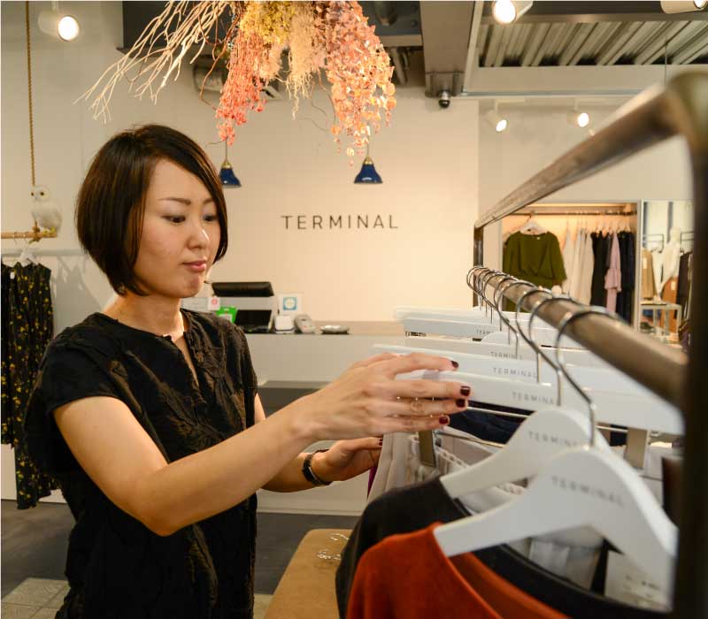 スタッフが洋服を整えている様子