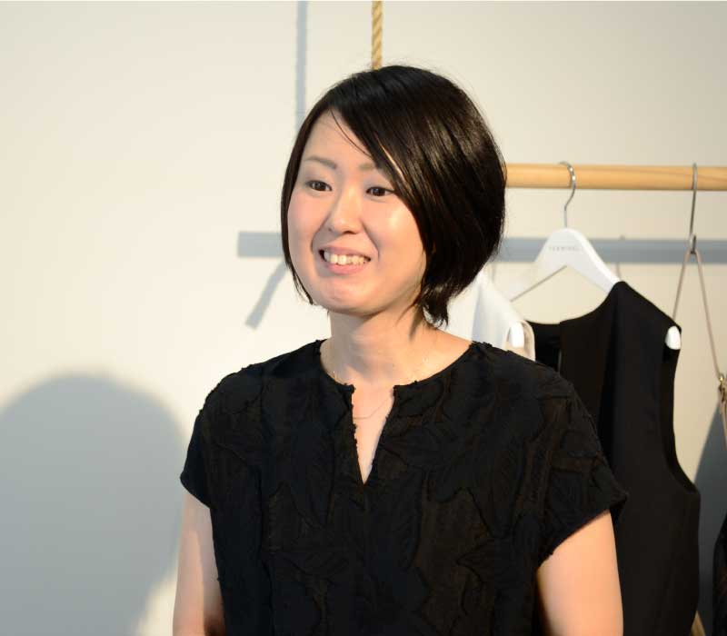 スタッフがインタビューを受けている様子