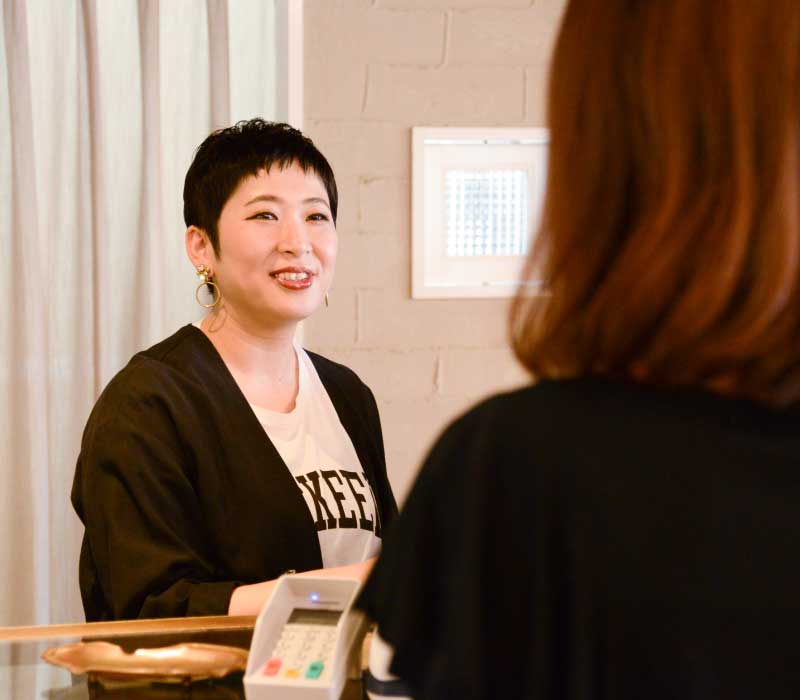 スタッフがレジをしている様子