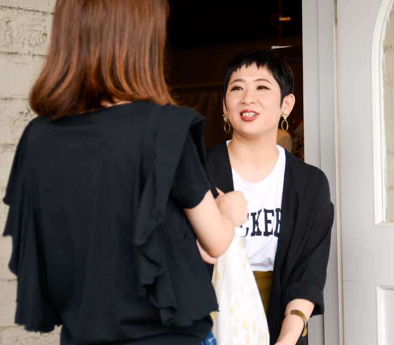 スタッフがお客様を見送っている様子