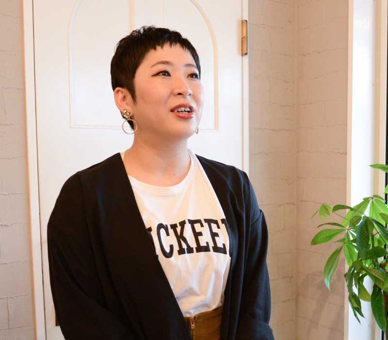 スタッフがインタビューを受けている様子