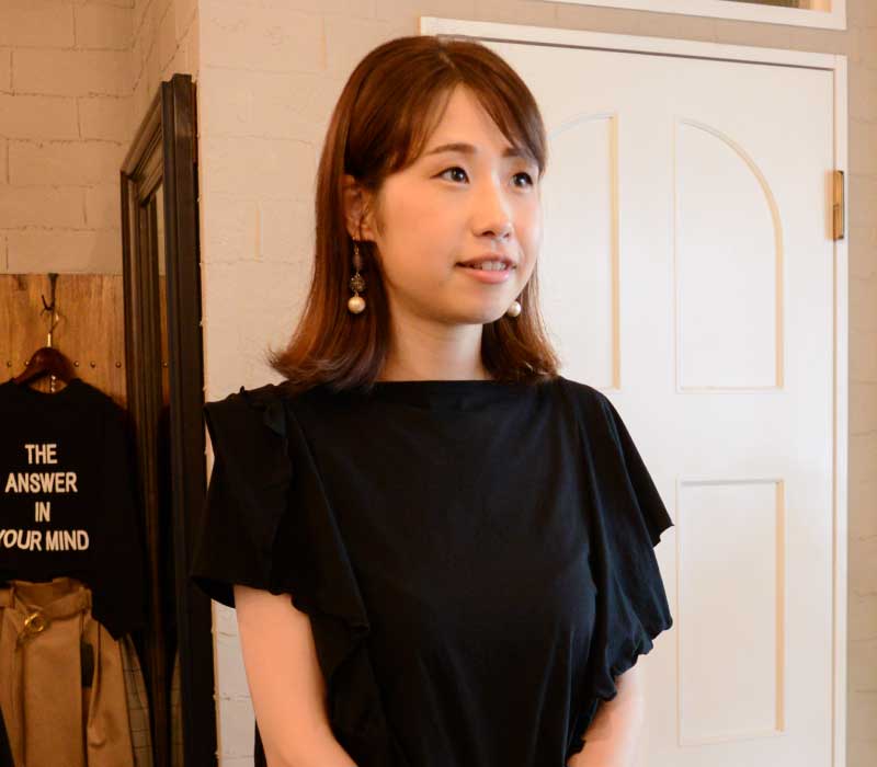 スタッフがインタビューを受けている様子