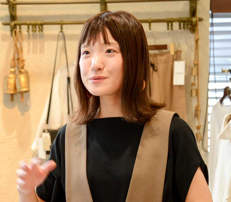 スタッフがインタビューを受けている様子