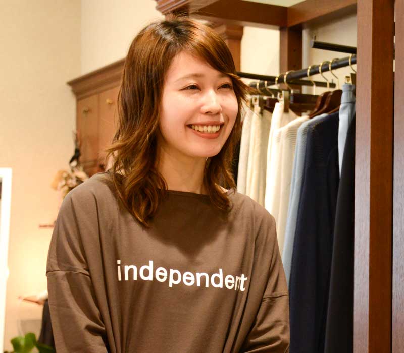 スタッフがインタビューを受けている様子